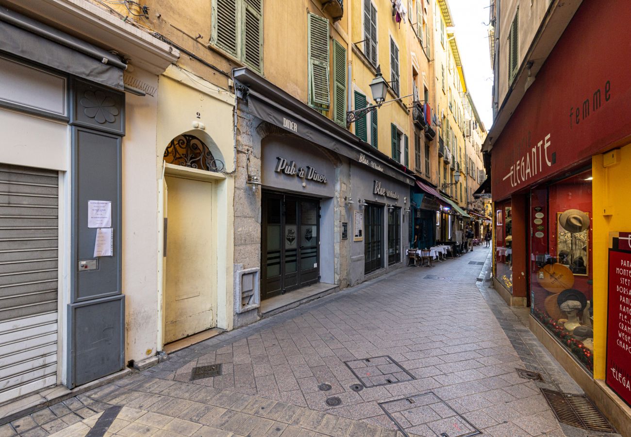 Apartment in Nice - Spacious 3 Bdr in the Old Town - AC