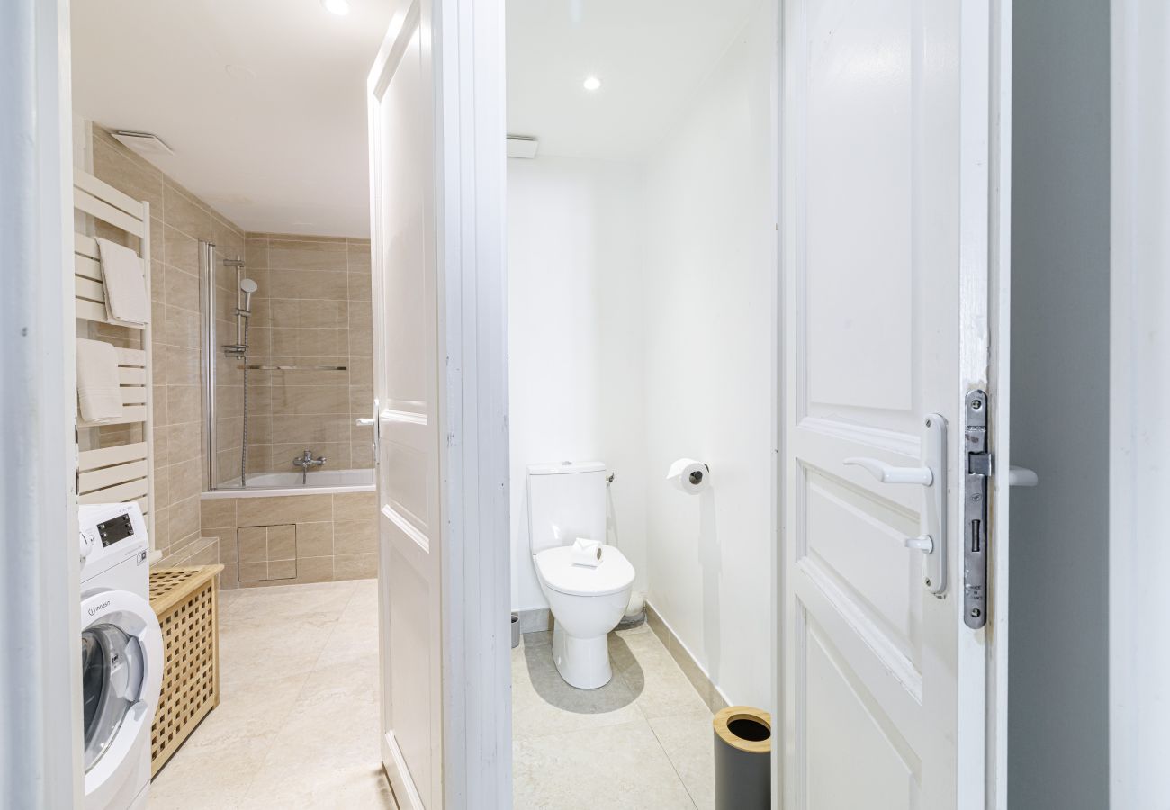 Apartment in Nice - Spacious 3 Bdr in the Old Town - AC