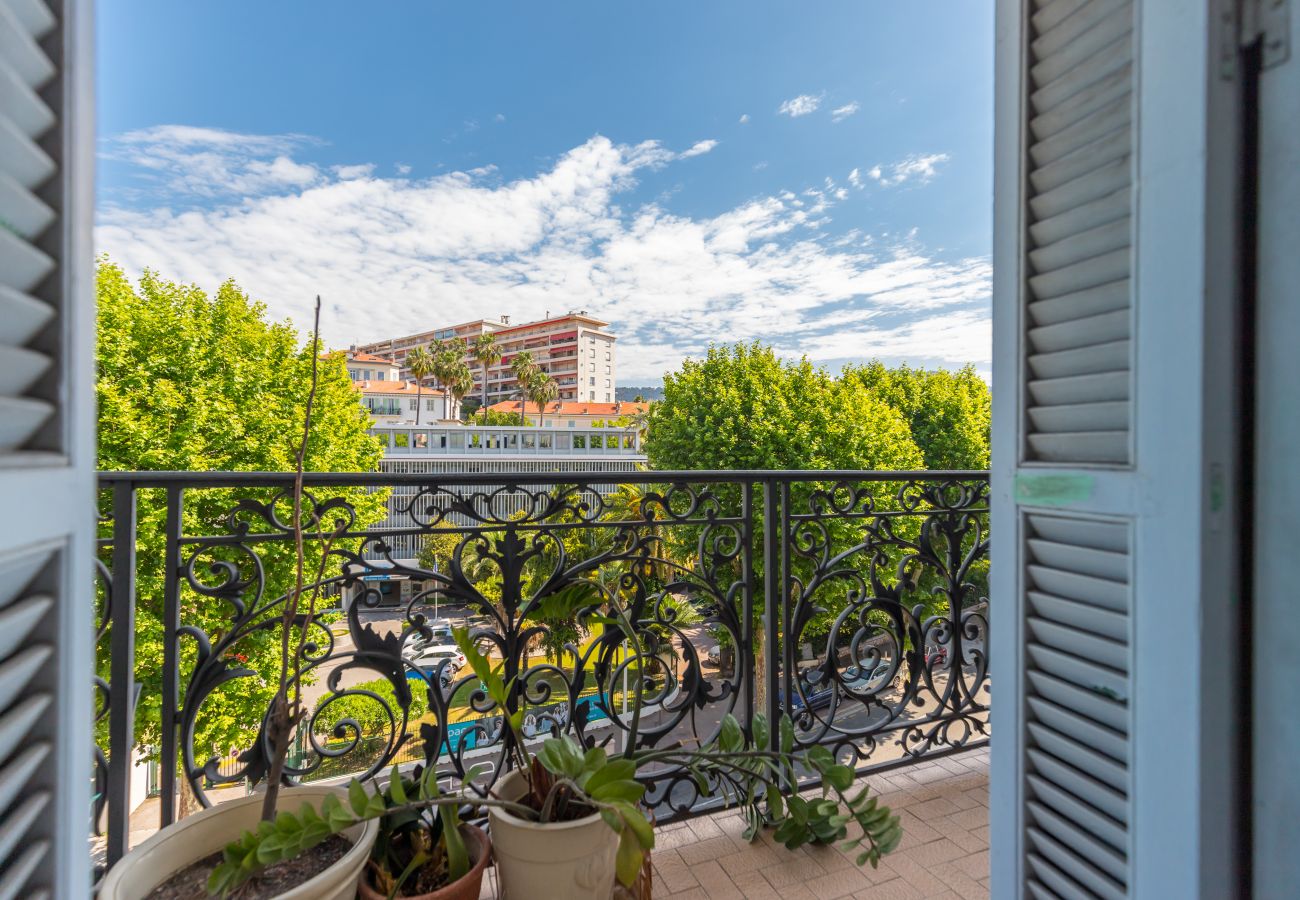 Apartment in Nice - Large 2 Bdrs Downtown - up to 6 pax & AC