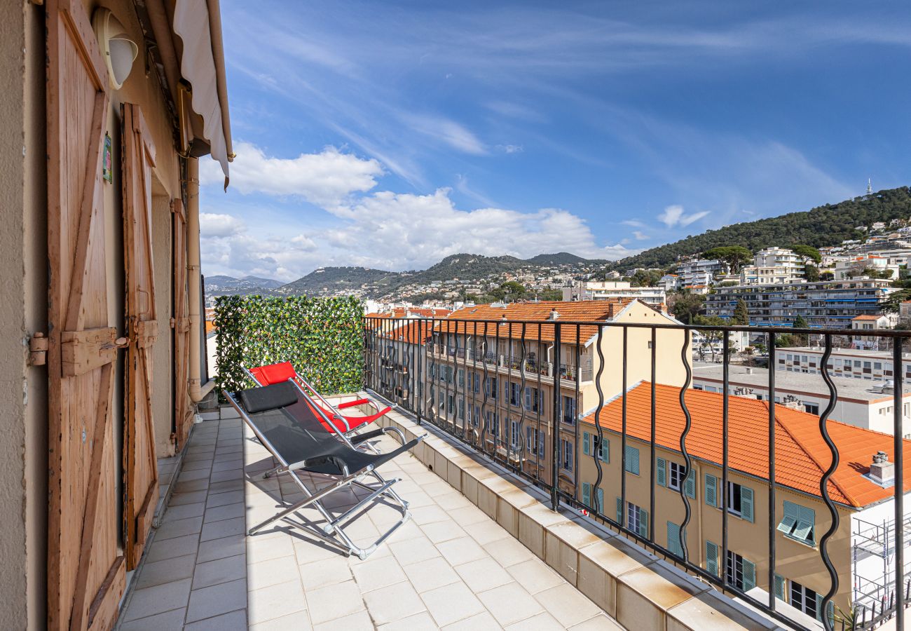 Apartment in Nice - Extraordinary View on Port and Castle Hill - 1 Bdr & Parking