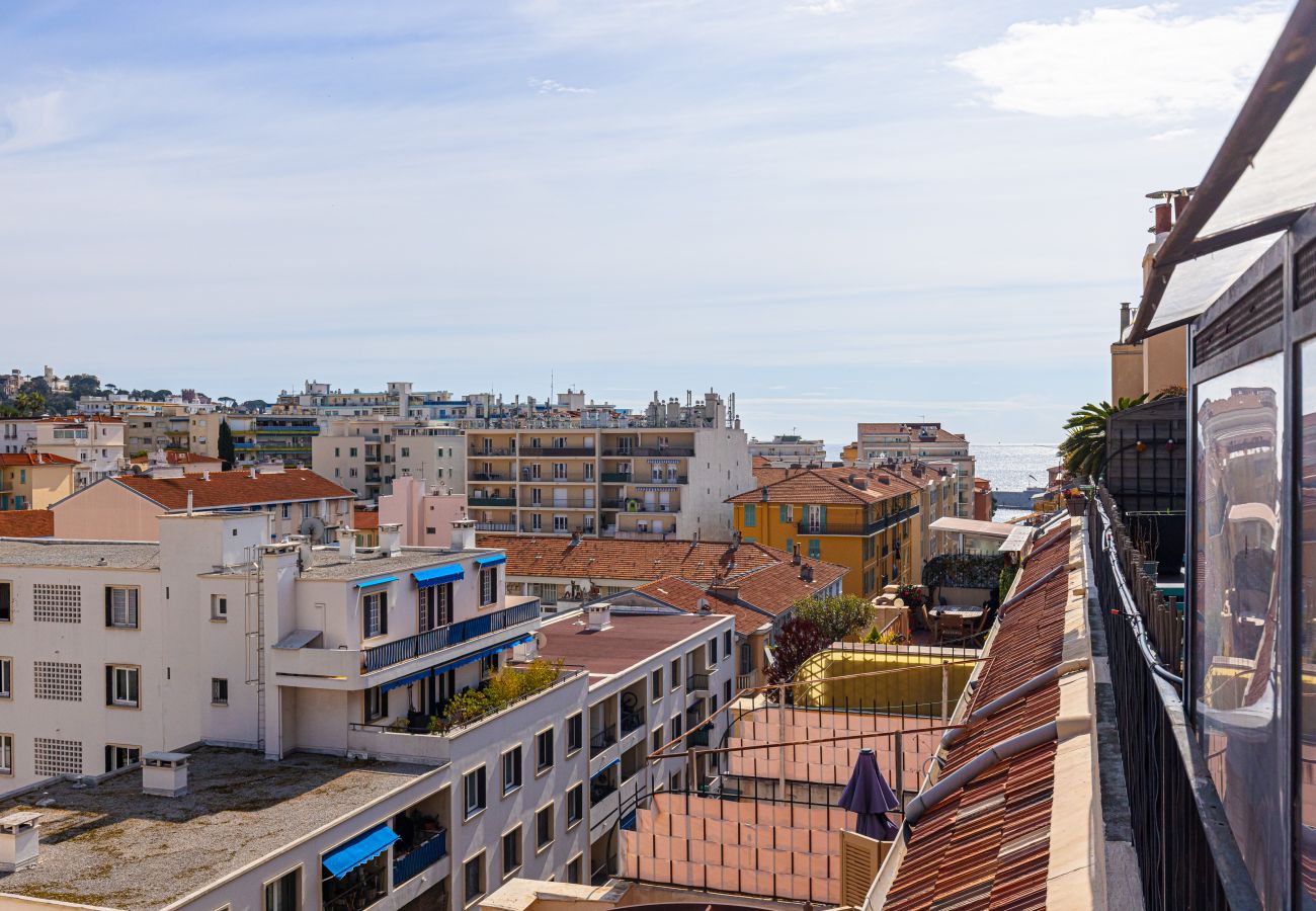 Apartment in Nice - Extraordinary View on Port and Castle Hill - 1 Bdr & Parking