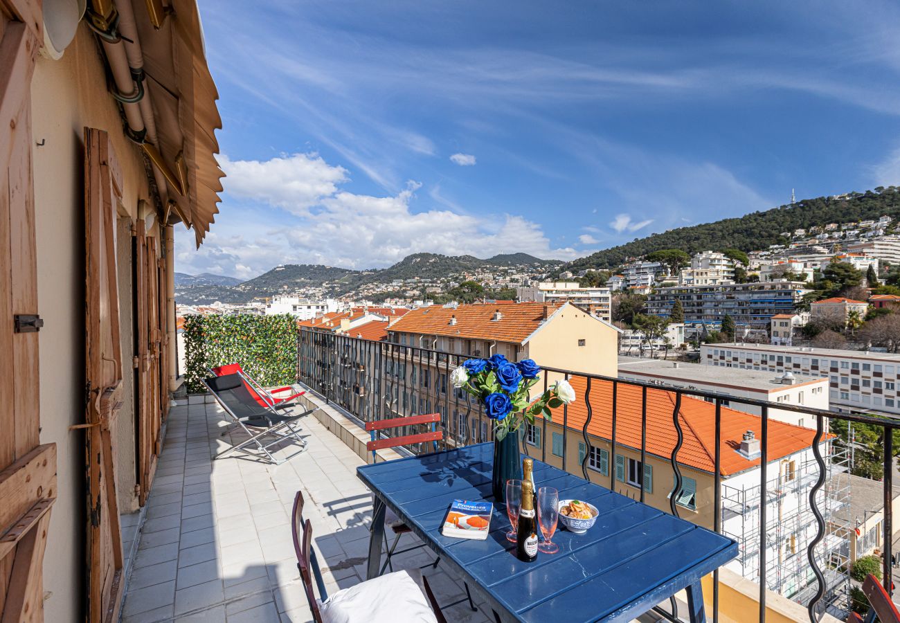 Terrace with a view in Nice Harbor