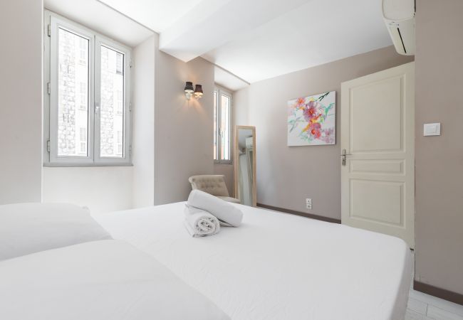 Apartment in Nice - Unique Large 3 Bdrs Garden & Parking Place du Pin Apartment in Nice - Unique Large 3 Bdrs Garden & Parking Place du Pin