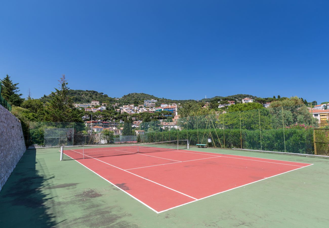 Apartment in Villefranche-sur-Mer - Sea View, Park, Swimming Pool & Tennis - 2 Bdrs