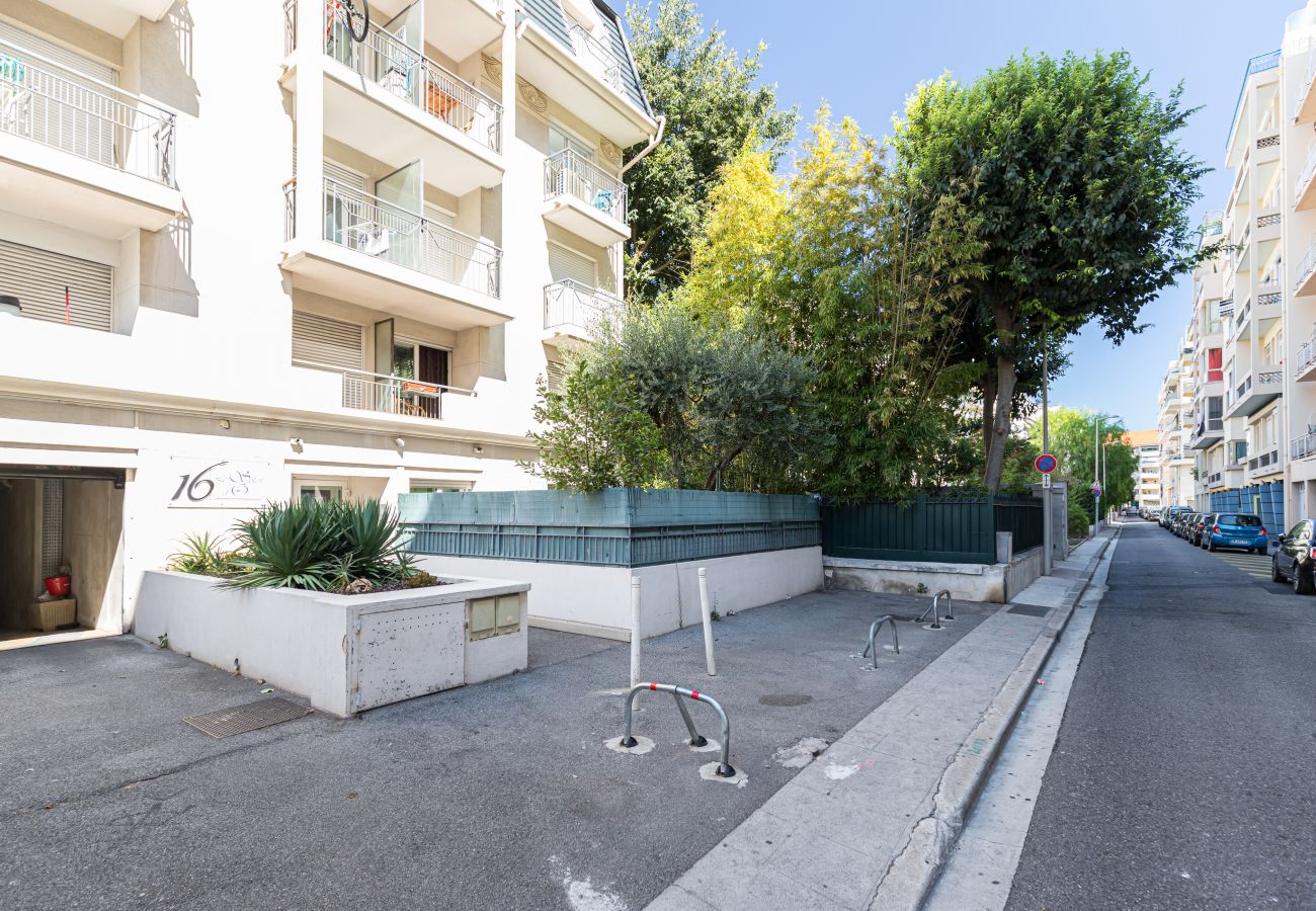 Apartment in Nice - Comfortable 1 Bdr Downtown - AC & Parking