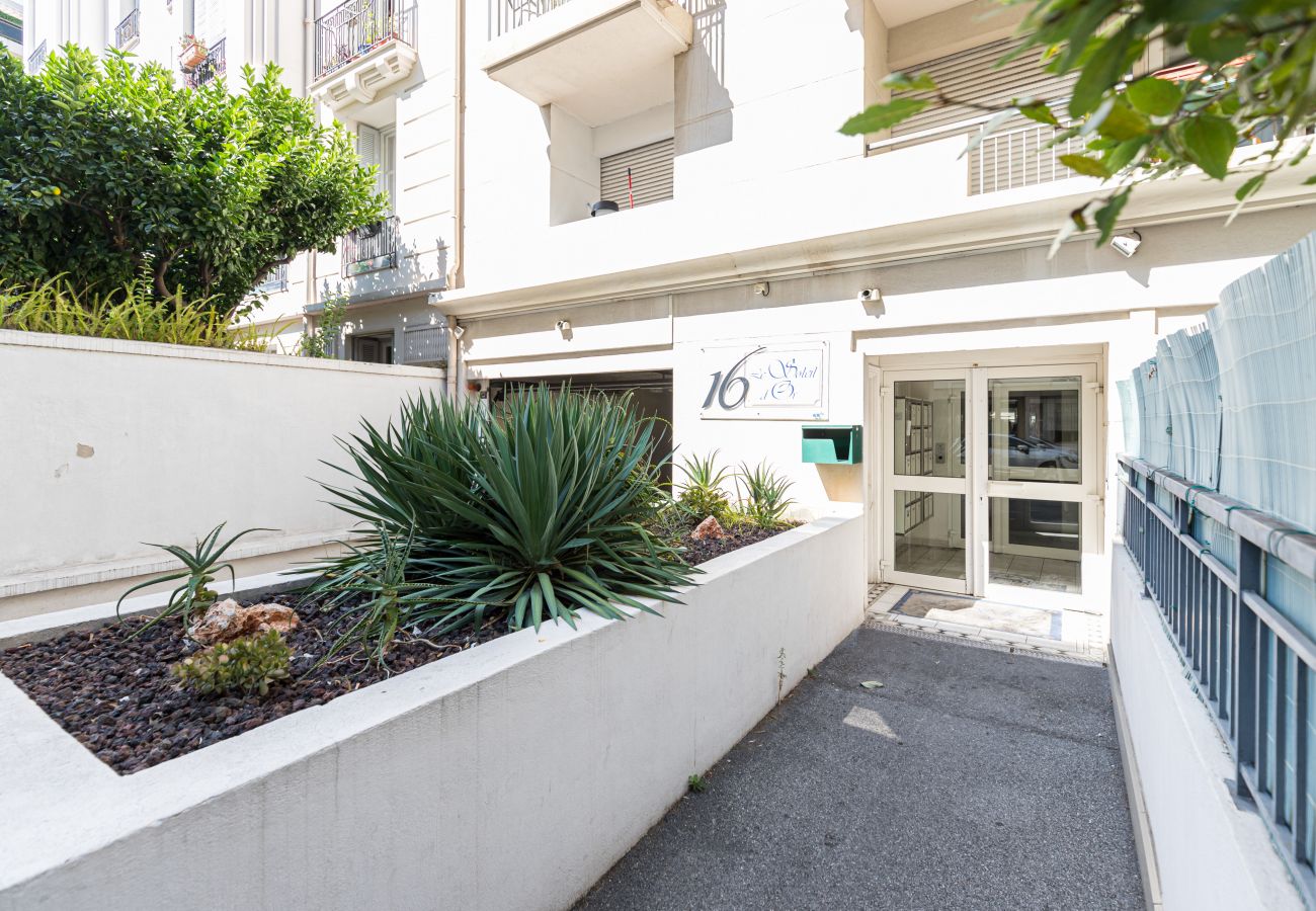 Apartment in Nice - Comfortable 1 Bdr Downtown - AC & Parking