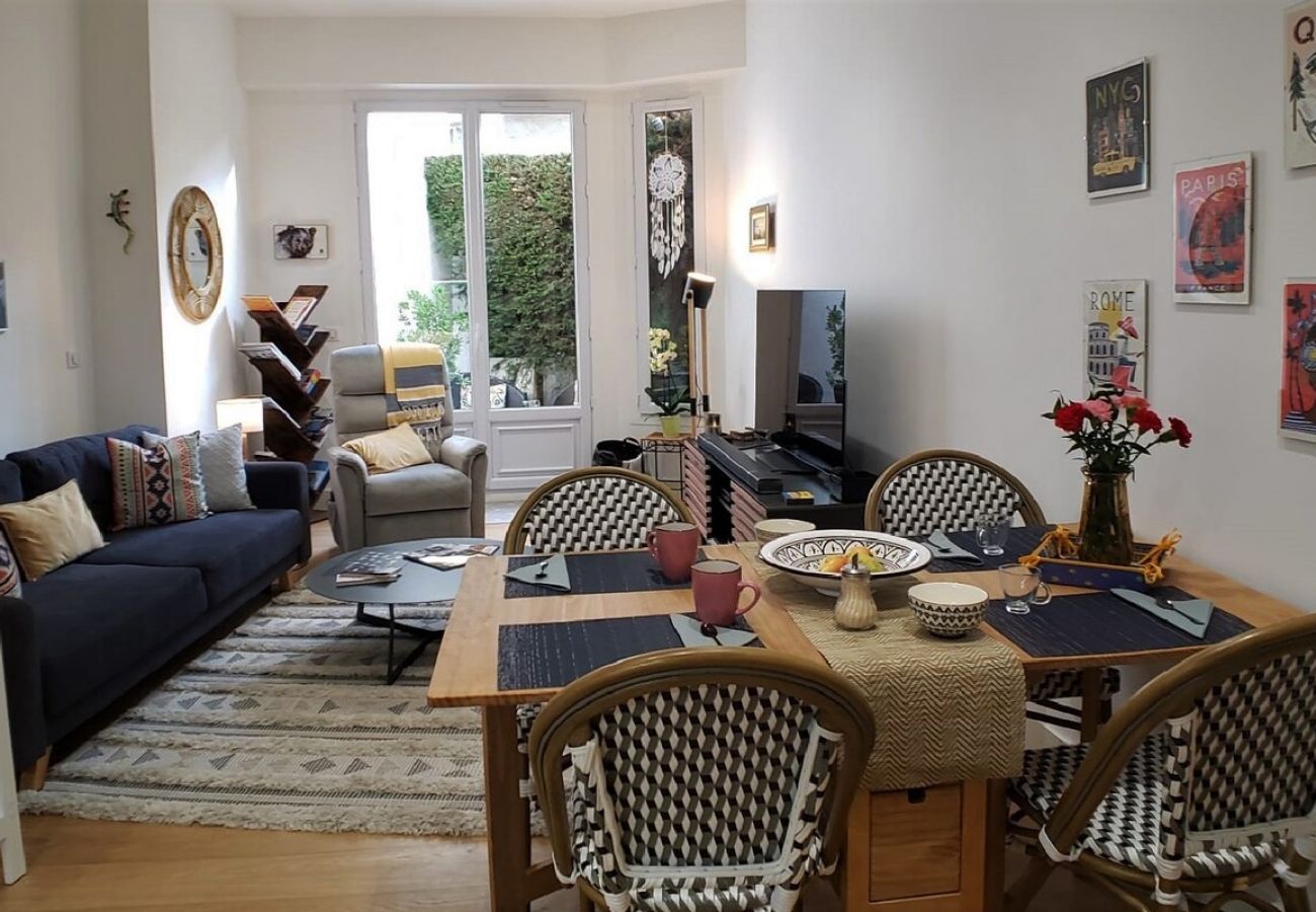 Apartment in Nice - Comfort and style, 2 Bdr with A/C & Large Patio Near the Sea