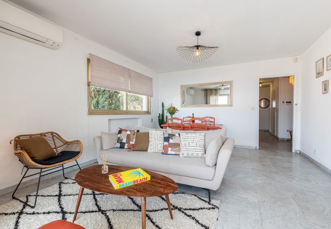 Apartment in Nice - Sea View, Parking & Wide Terraces - Incredible 2 Bdr Apartment in Nice - Sea View, Parking & Wide Terraces - Incredible 2 Bdr