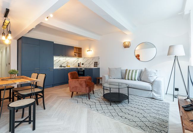  in Nice - Ultra Central 2 Bdr AC & Parking