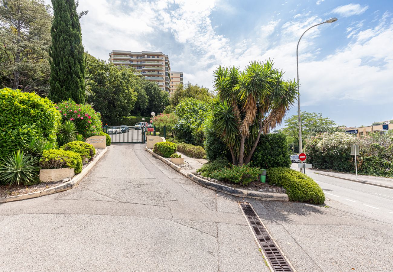 Apartment in Antibes - Loft Style 1 Bdr - Panoramic view Swimming Pool & Garage