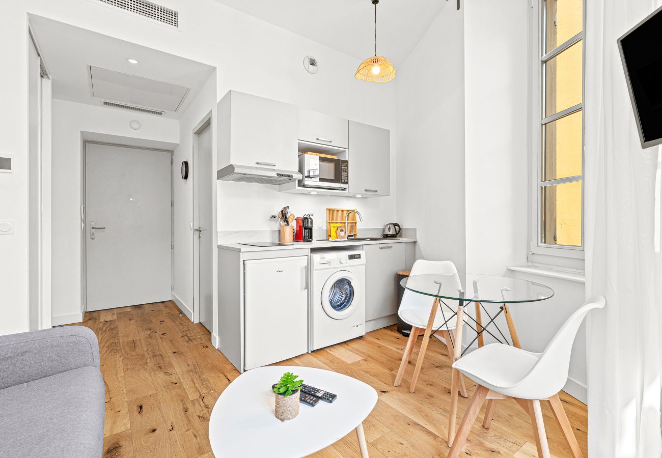 Studio in Nice - Bright & Charming City Center Studio
