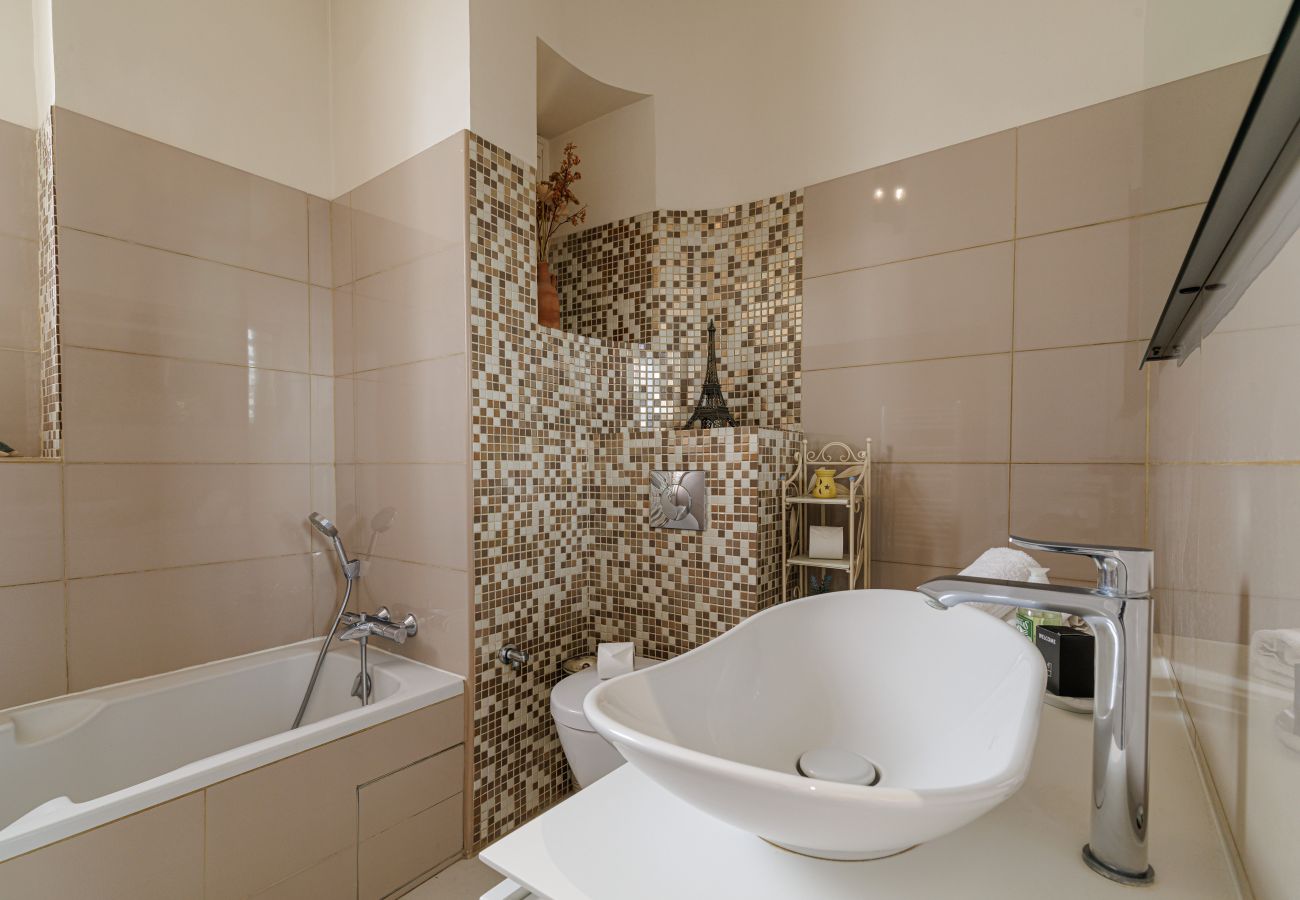 Apartment in Nice - Pretty 1 Bdr by the Sea