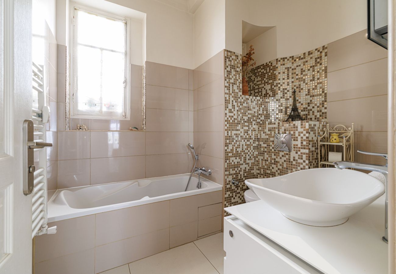 Apartment in Nice - Pretty 1 Bdr by the Sea