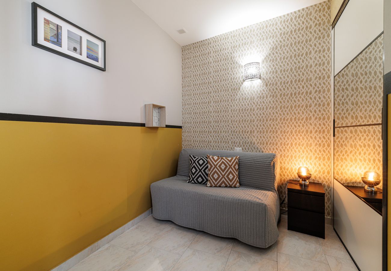 Apartment in Nice - Massena Street - Quiet 2 Bdr & Balcony