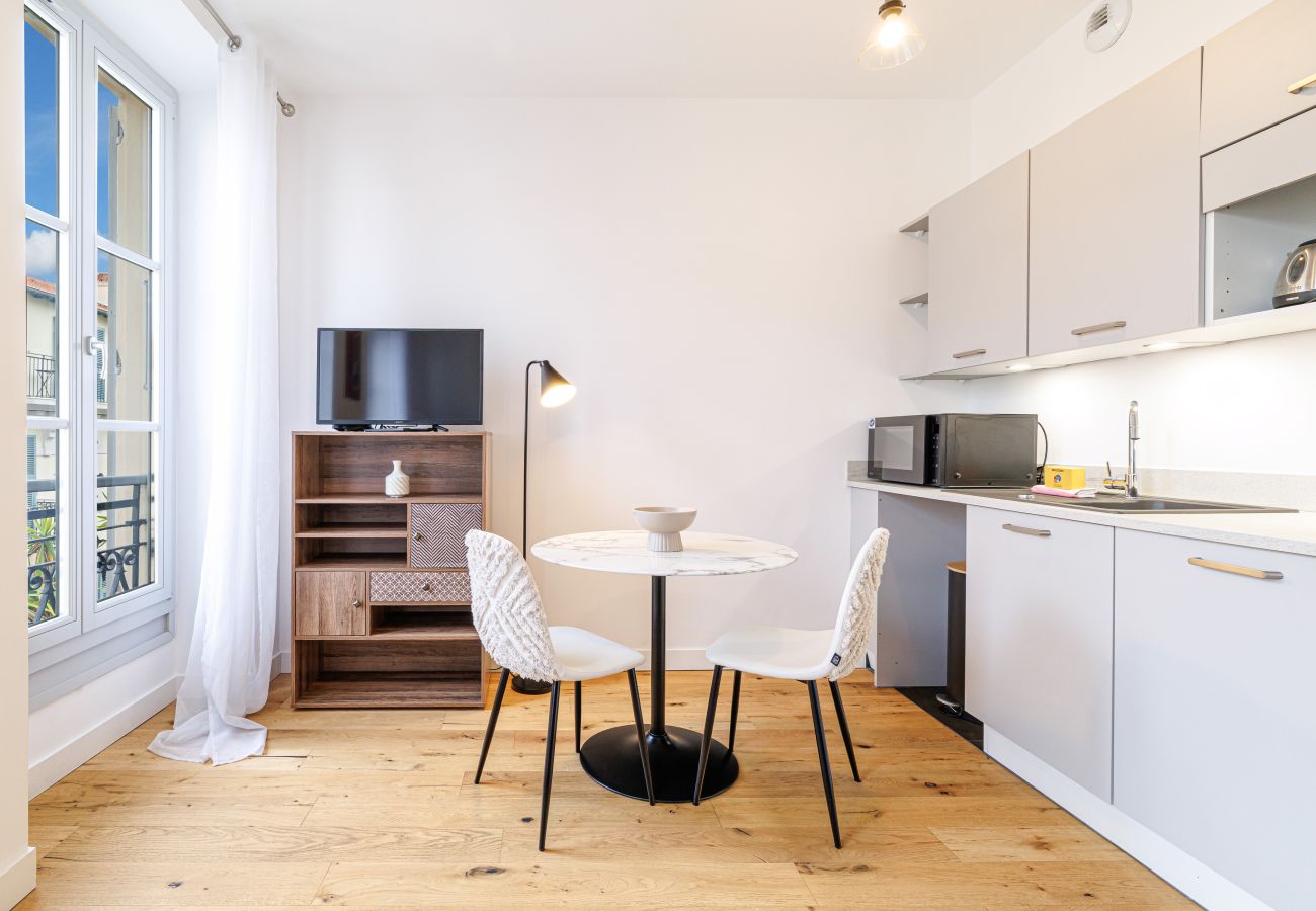 Studio in Nice - Bright & Charming City Center Studio