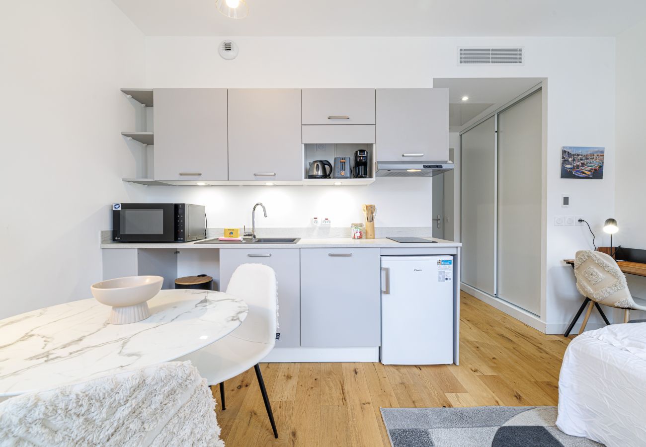 Studio in Nice - Bright & Charming City Center Studio