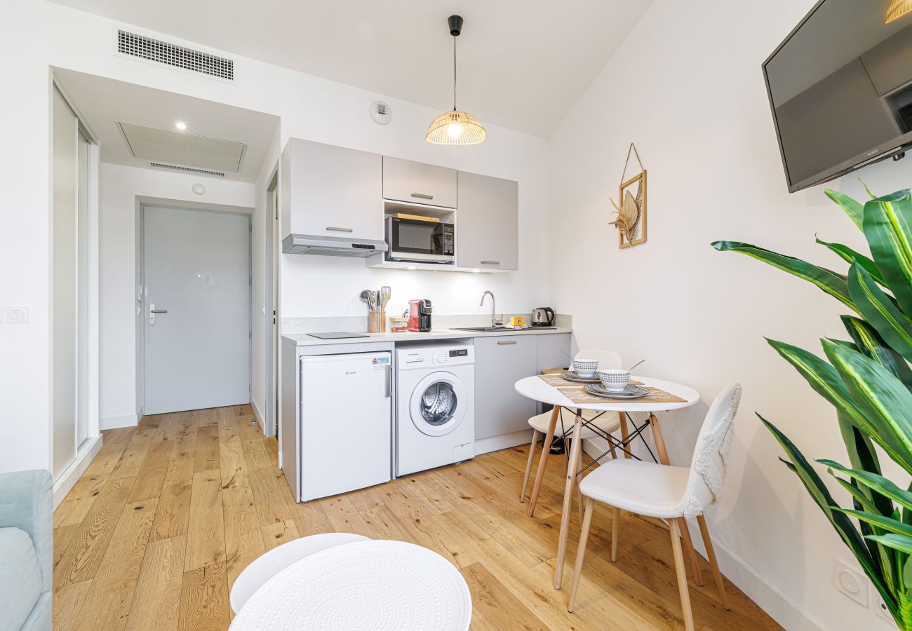 Studio in Nice - Bright & Charming City Center Studio