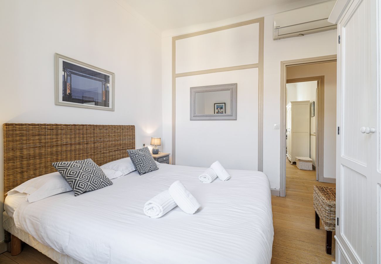 Apartment in Nice - Wide & Central 3 Bdr - AC & Balcony