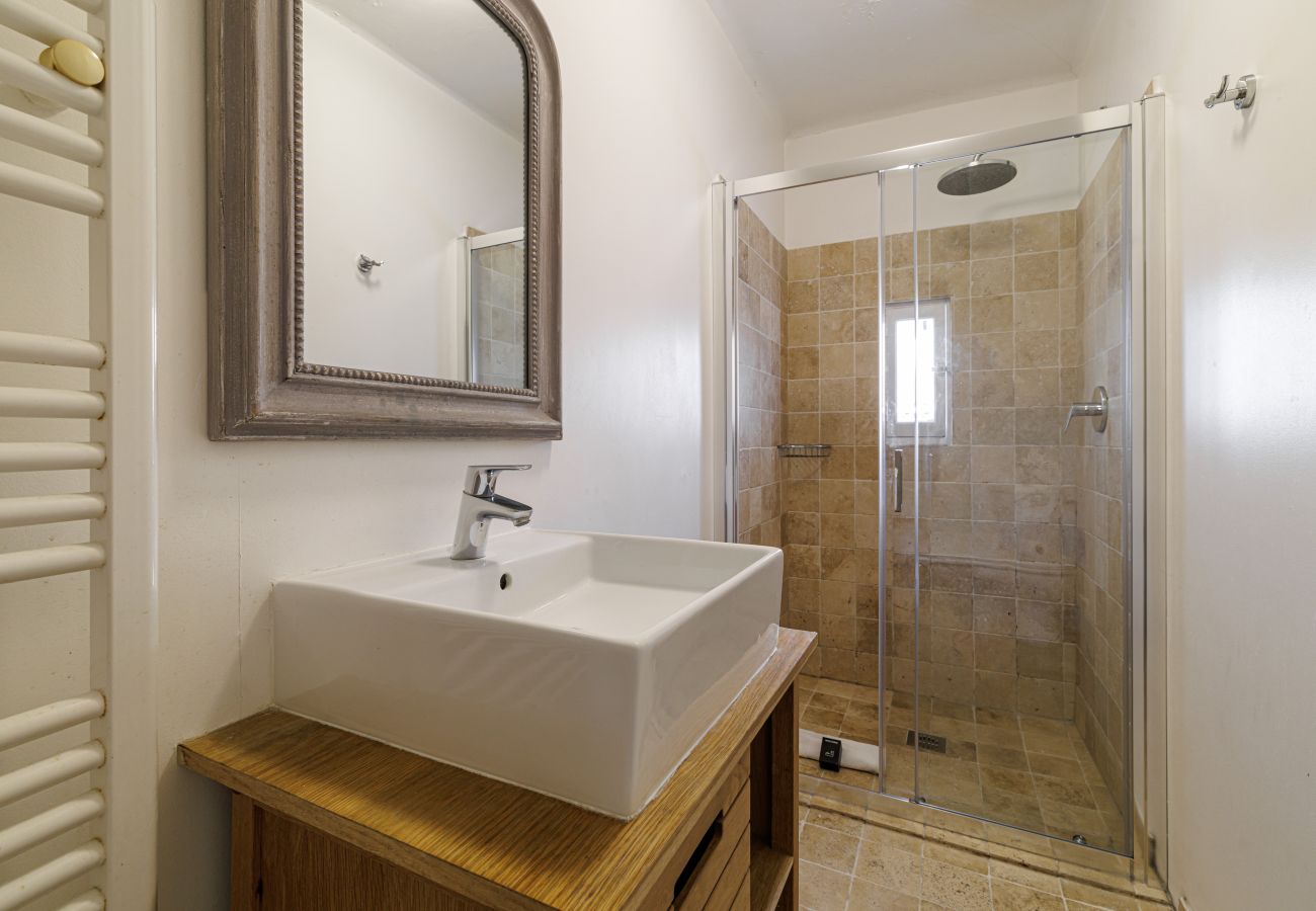 Apartment in Nice - Wide & Central 3 Bdr - AC & Balcony