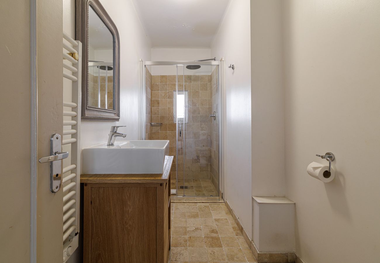 Apartment in Nice - Wide & Central 3 Bdr - AC & Balcony