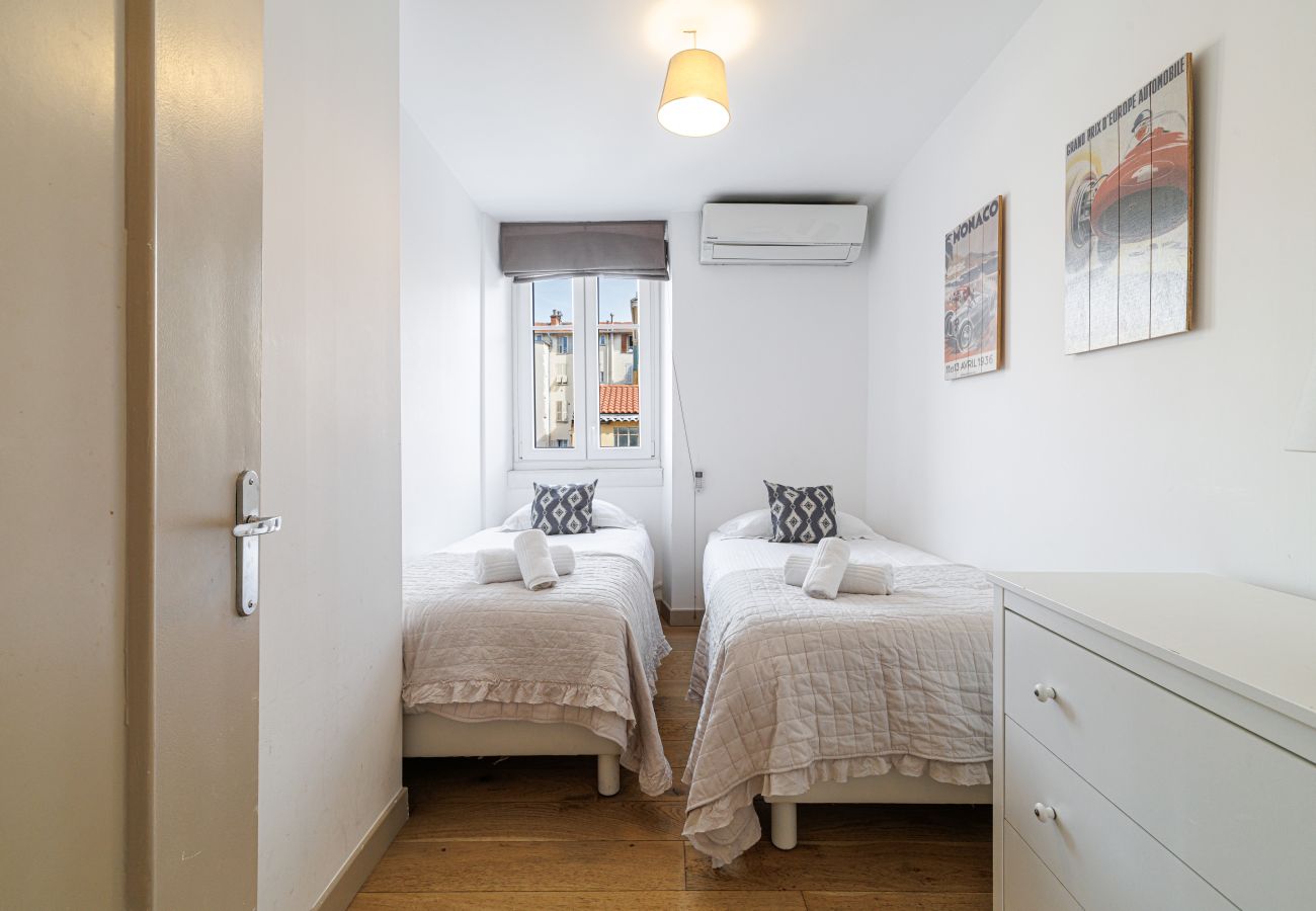 Apartment in Nice - Wide & Central 3 Bdr - AC & Balcony