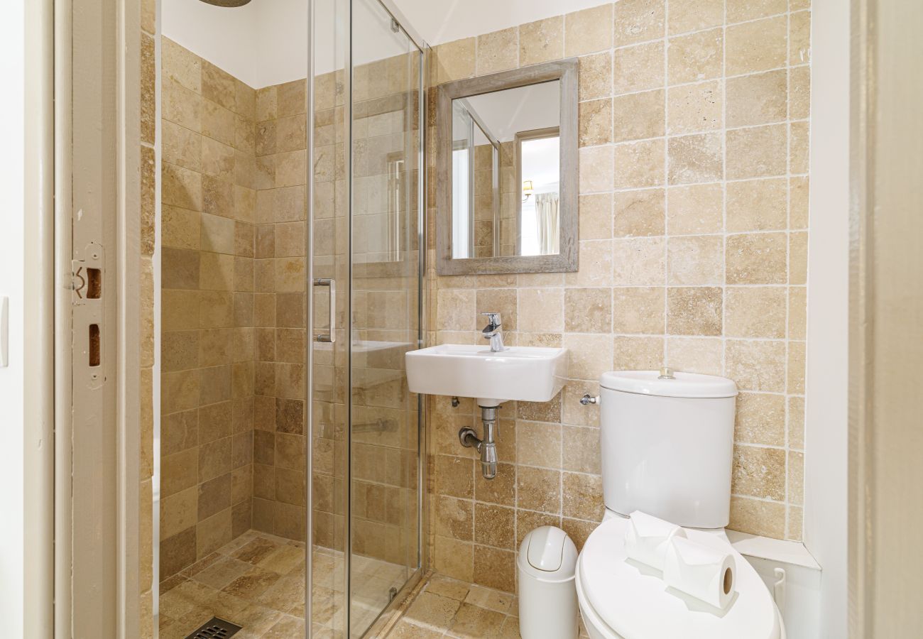 Apartment in Nice - Wide & Central 3 Bdr - AC & Balcony