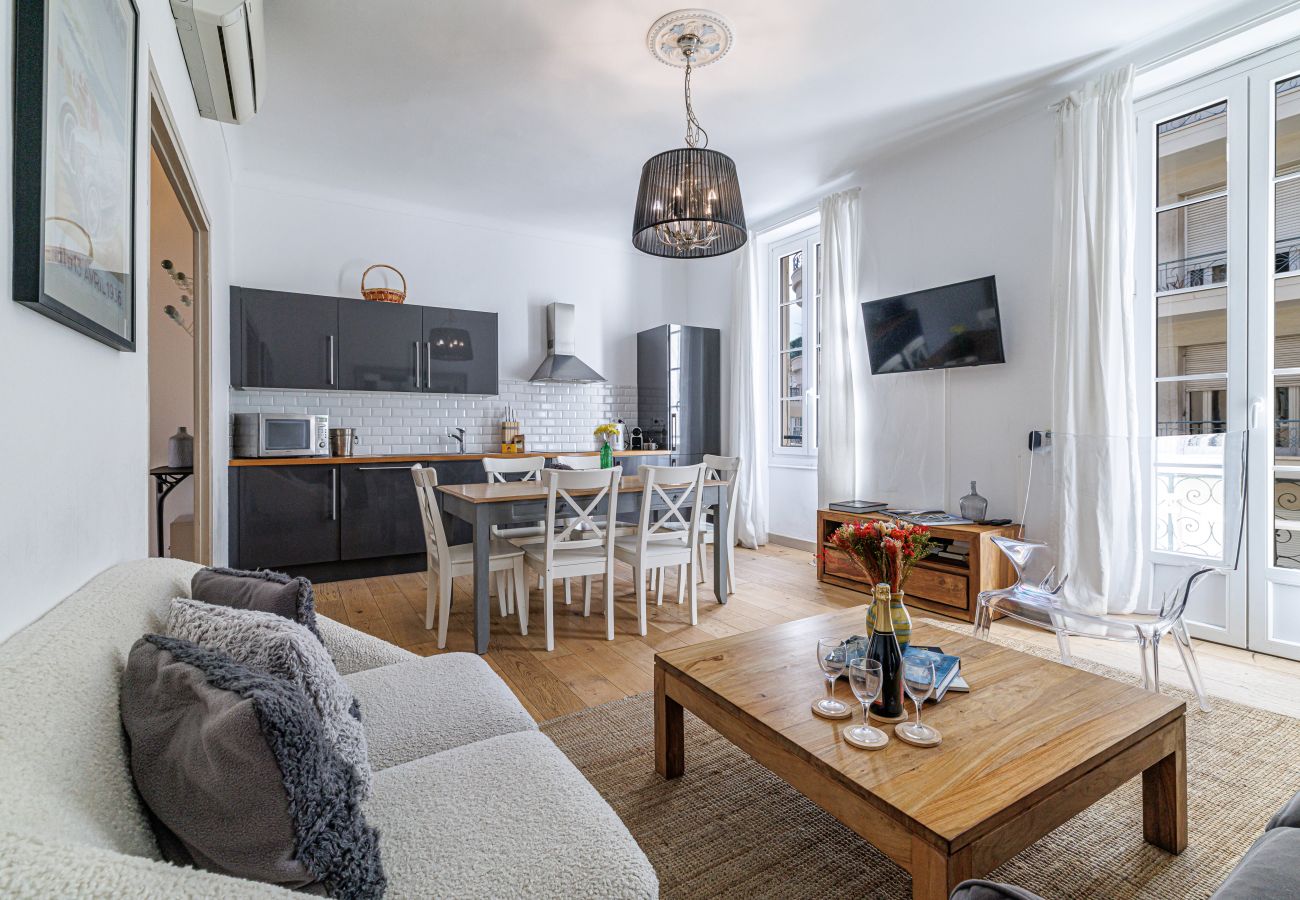 Apartment in Nice - Wide & Central 3 Bdr - AC & Balcony
