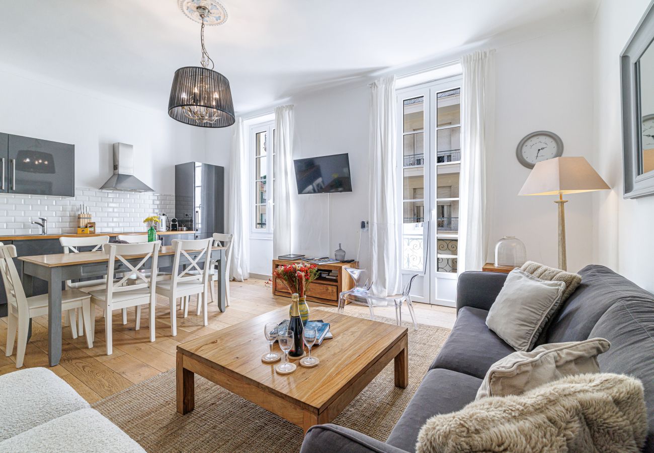 Apartment in Nice - Wide & Central 3 Bdr - AC & Balcony