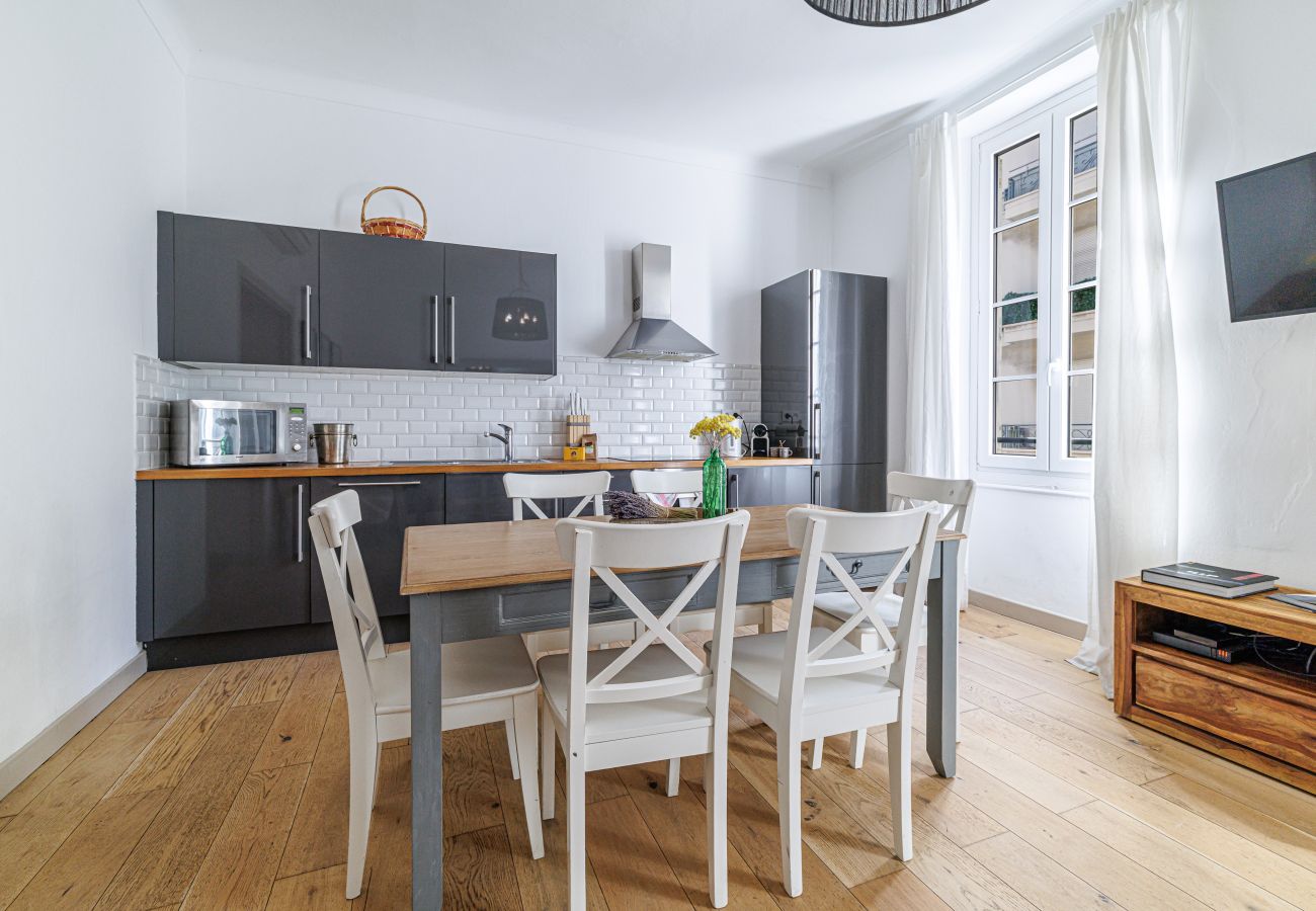 Apartment in Nice - Wide & Central 3 Bdr - AC & Balcony