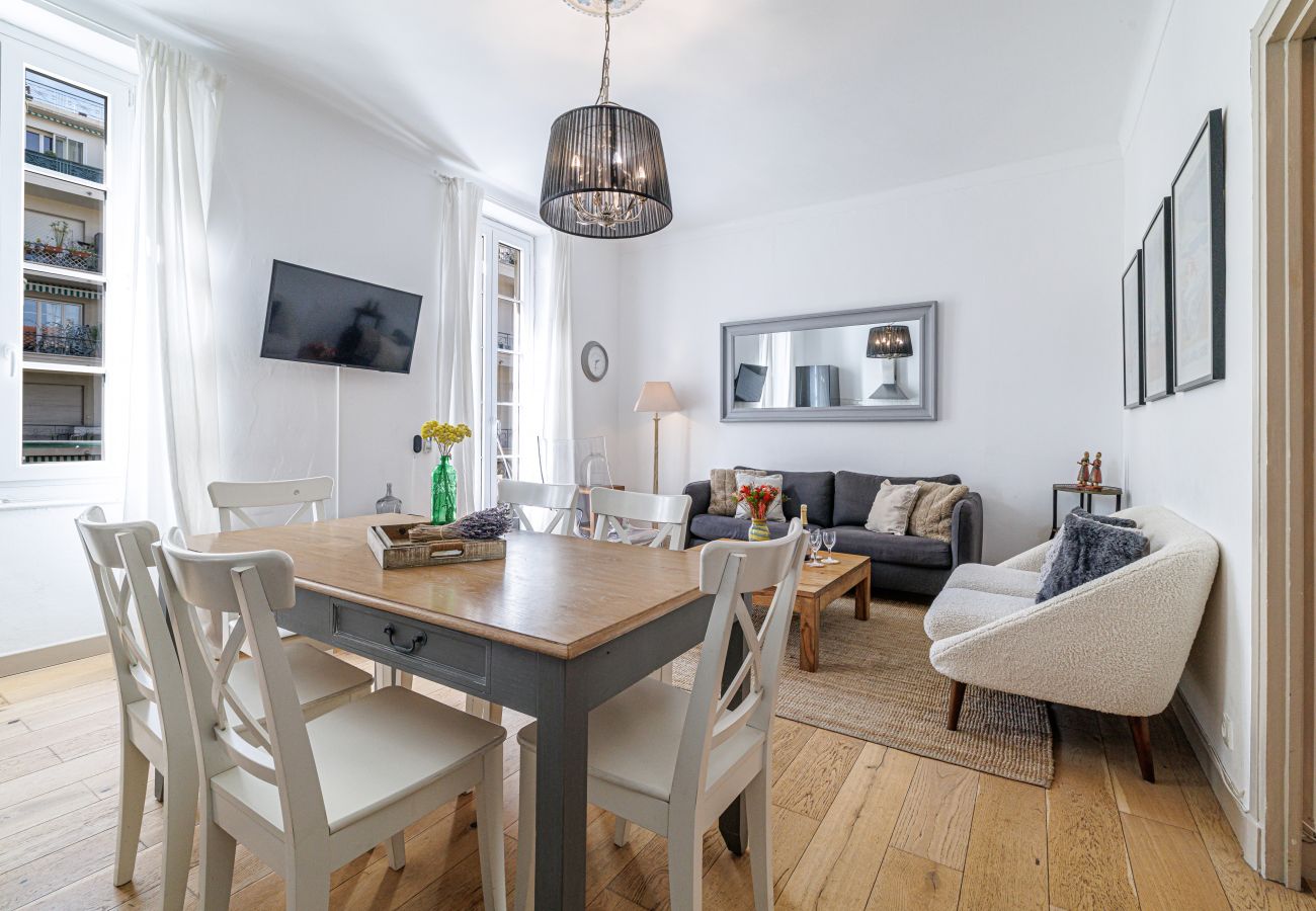 Apartment in Nice - Wide & Central 3 Bdr - AC & Balcony