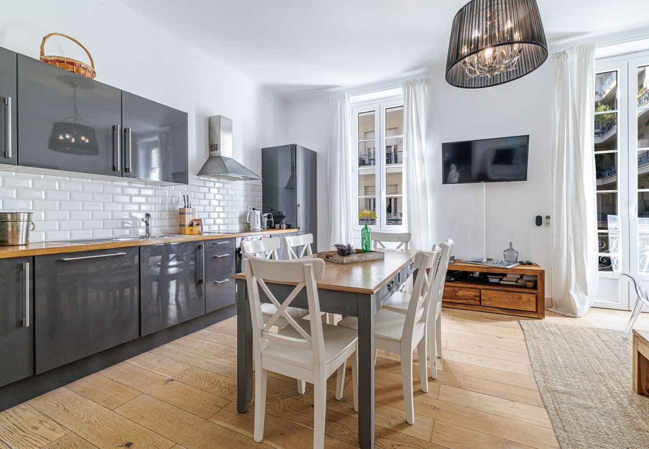 Apartment in Nice - Wide & Central 3 Bdr - AC & Balcony