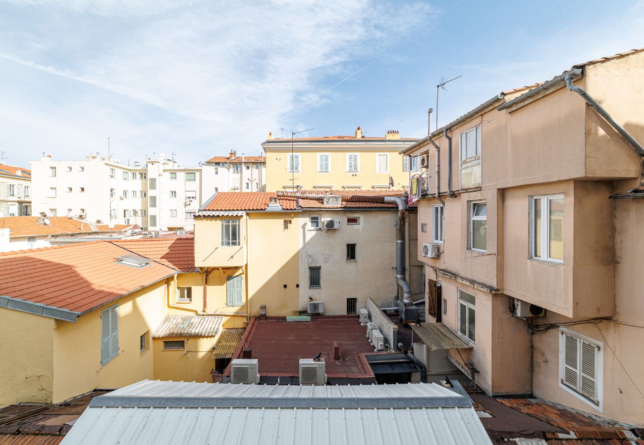 Apartment in Nice - Wide & Central 3 Bdr - AC & Balcony