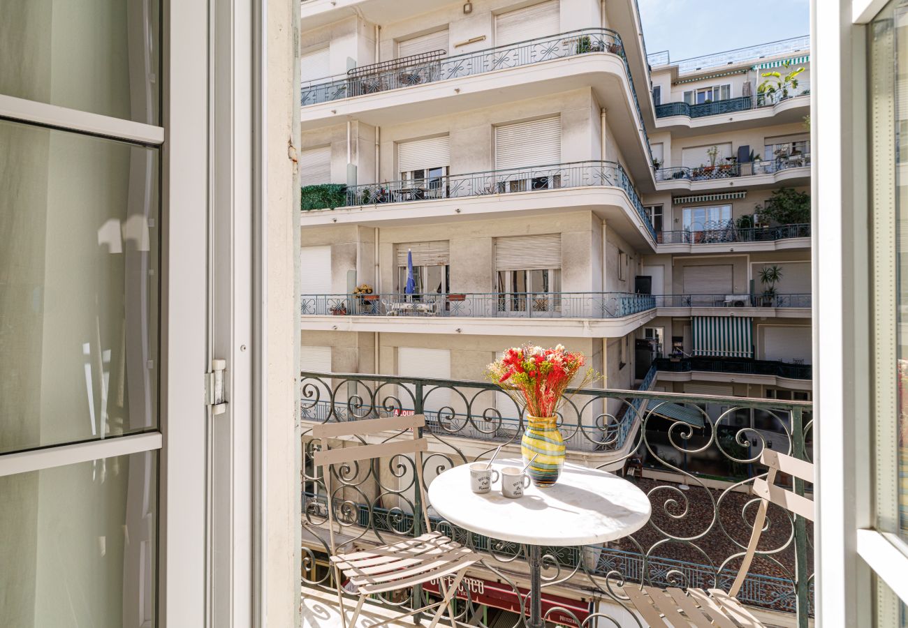 Apartment in Nice - Wide & Central 3 Bdr - AC & Balcony
