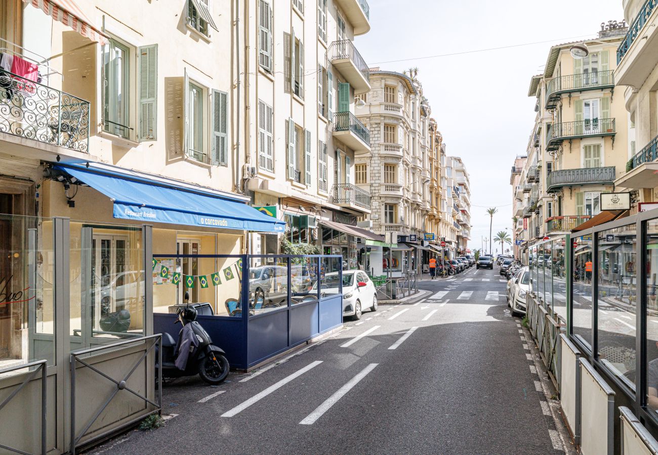 Apartment in Nice - Wide & Central 3 Bdr - AC & Balcony