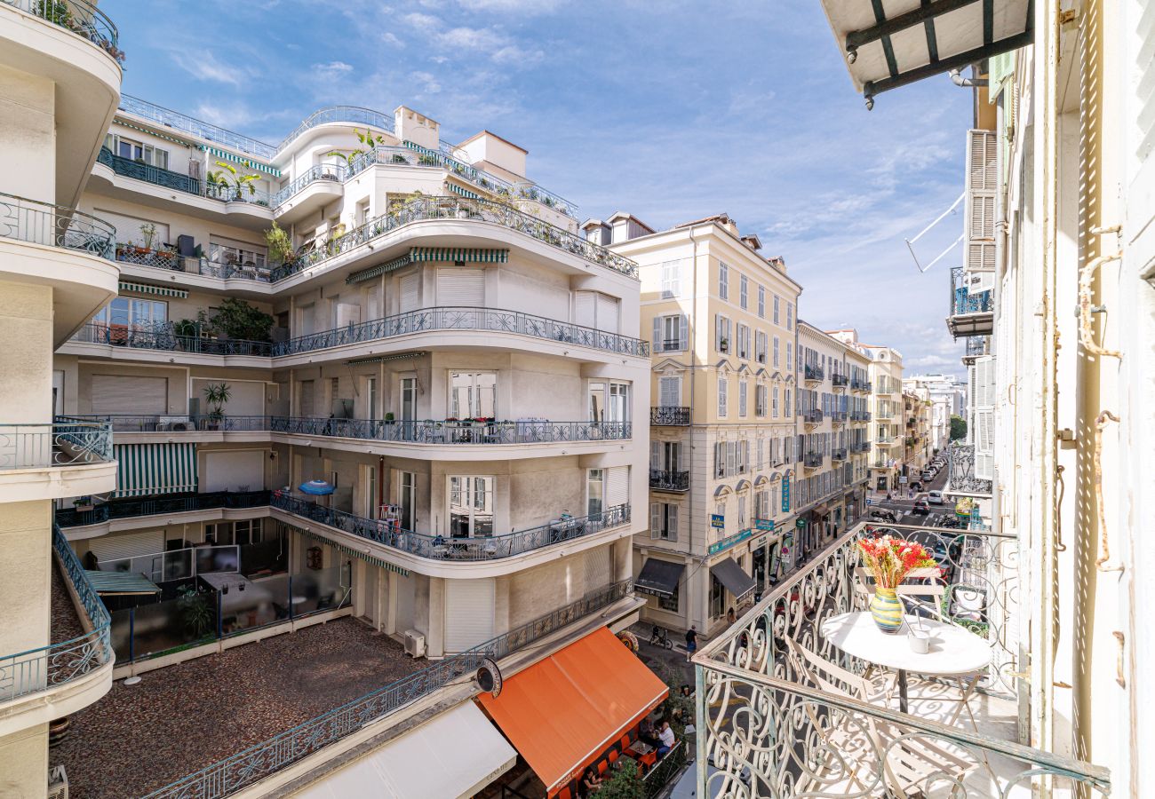 Apartment in Nice - Wide & Central 3 Bdr - AC & Balcony