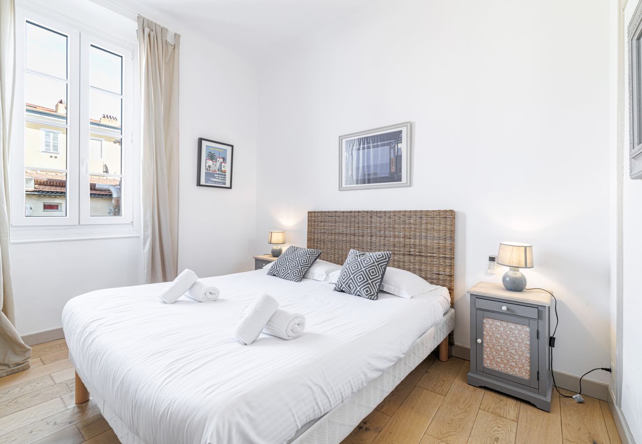 Apartment in Nice - Wide & Central 3 Bdr - AC & Balcony