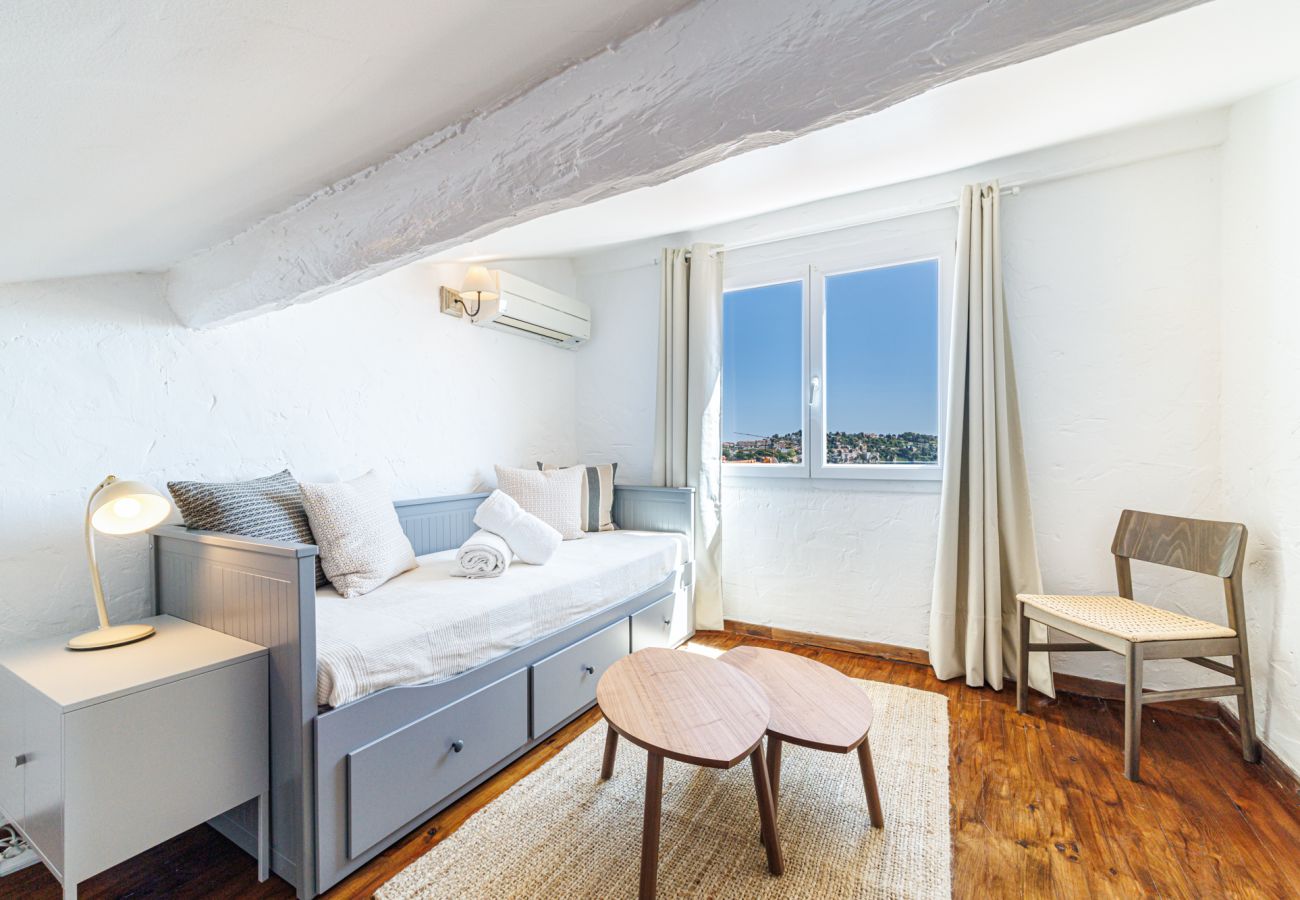 Apartment in Villefranche-sur-Mer - Top floor and sea view in the Old Town