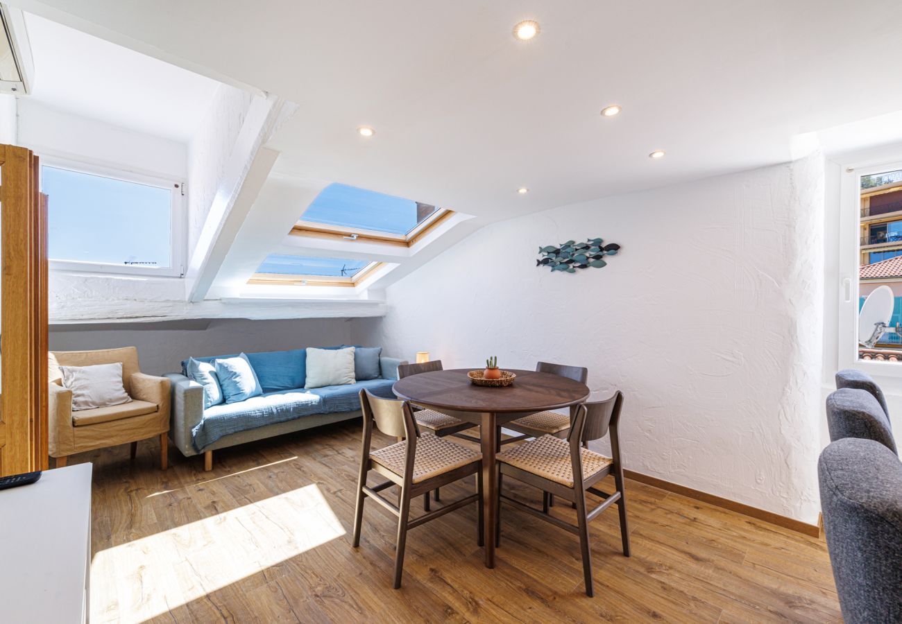 Apartment in Villefranche-sur-Mer - Top floor and sea view in the Old Town