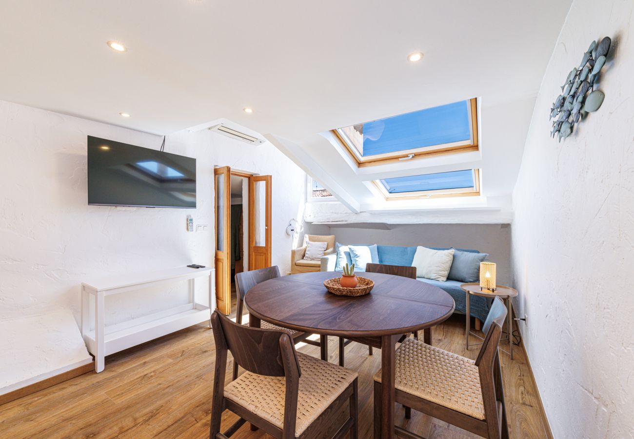 Apartment in Villefranche-sur-Mer - Top floor and sea view in the Old Town