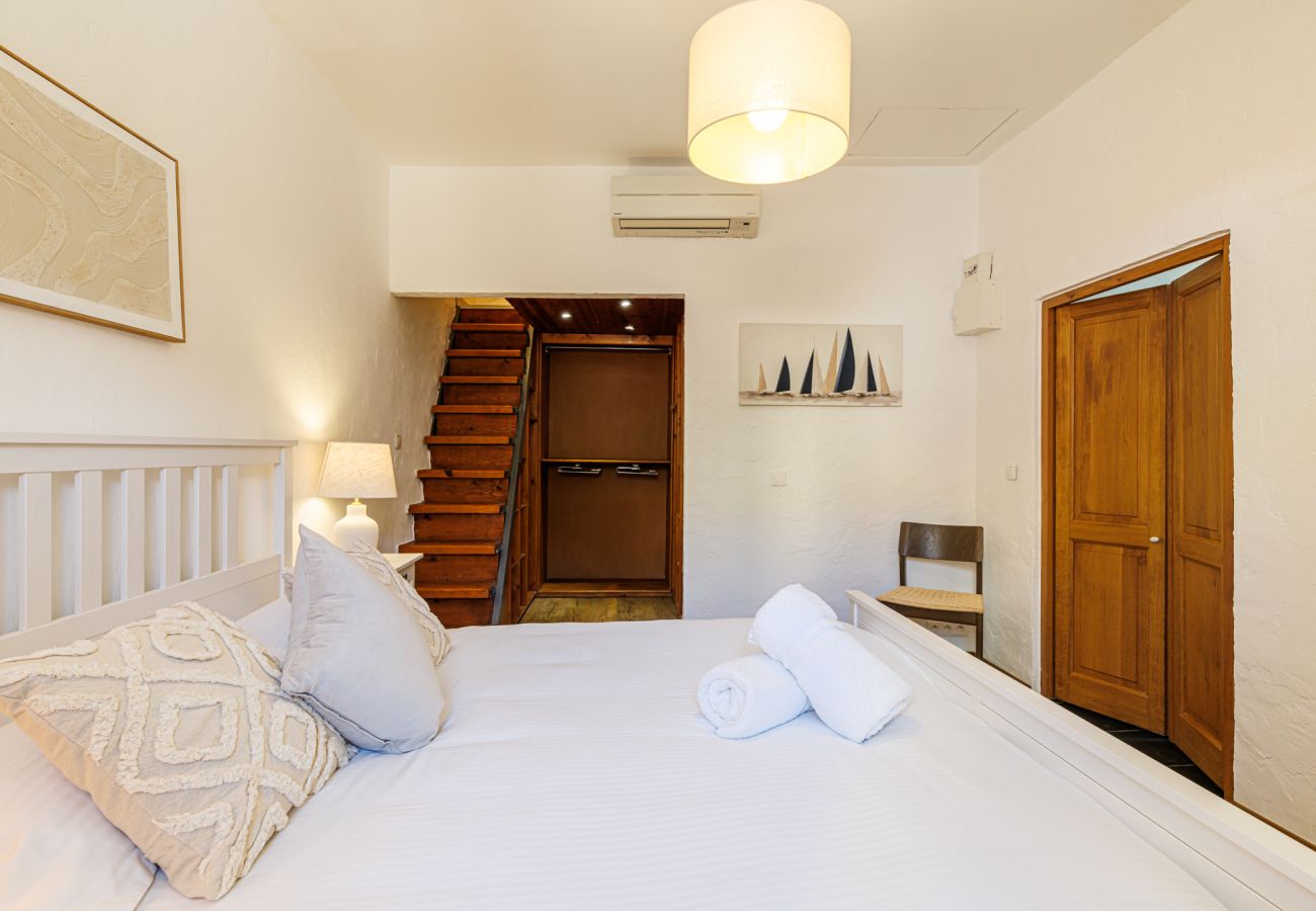 Apartment in Villefranche-sur-Mer - Top floor and sea view in the Old Town