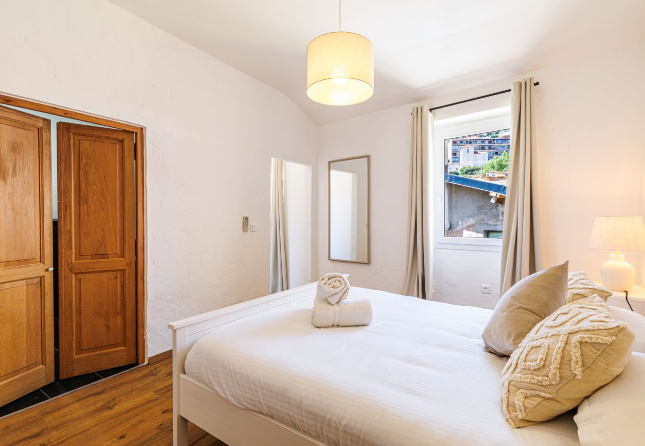 Apartment in Villefranche-sur-Mer - Top floor and sea view in the Old Town