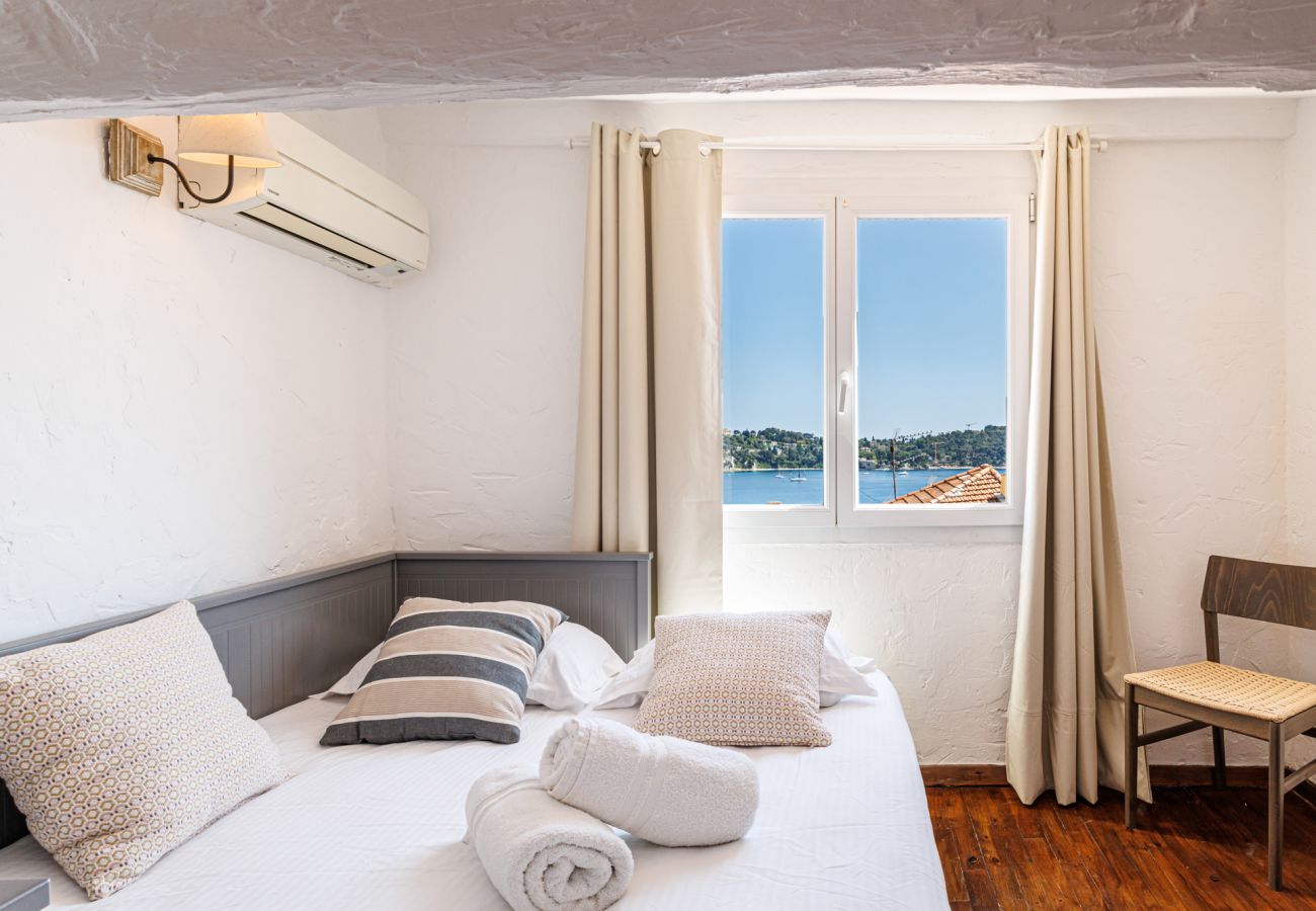 Apartment in Villefranche-sur-Mer - Top floor and sea view in the Old Town