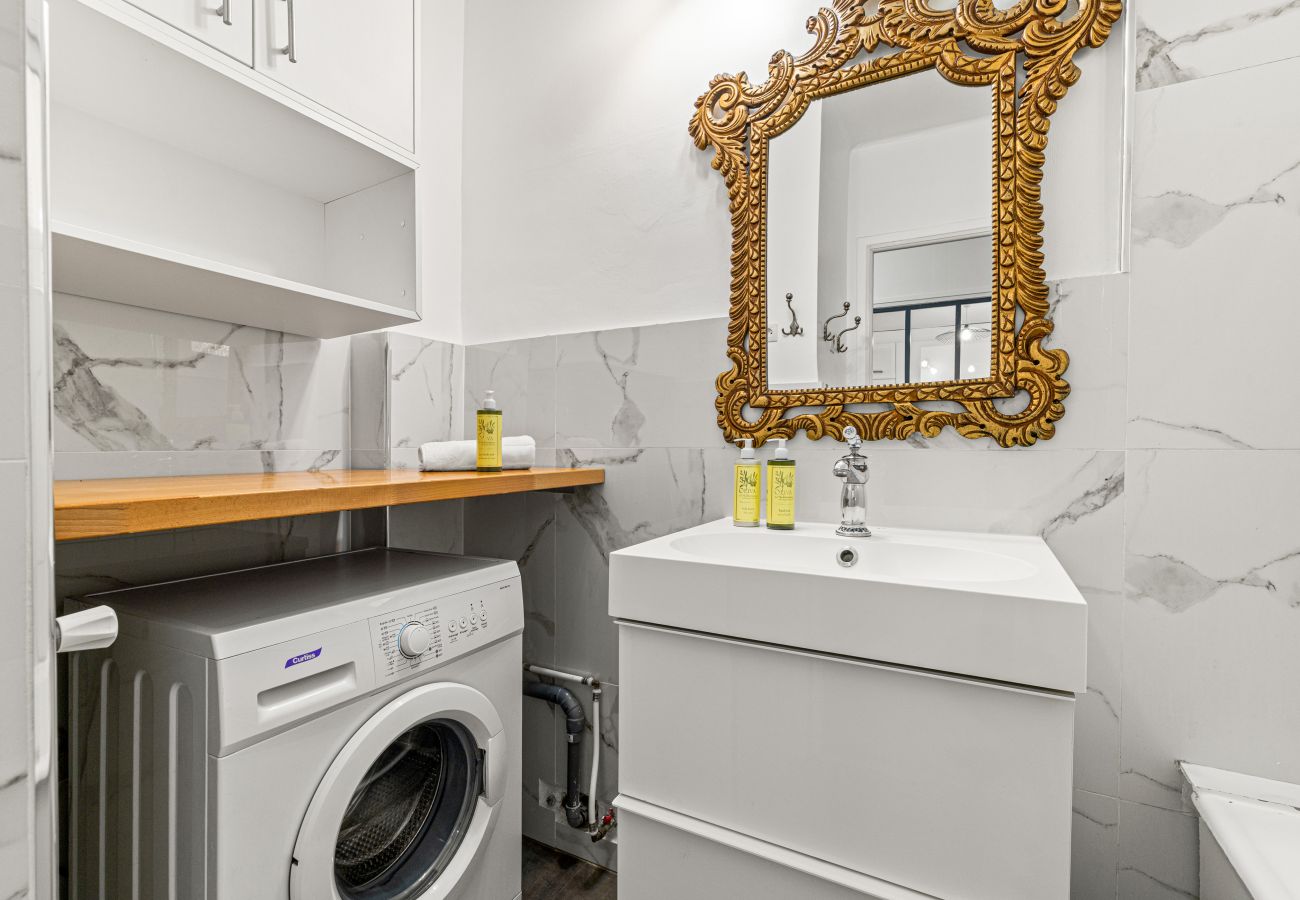 Apartment in Nice - Comfortable & Bright 2 Bedroom