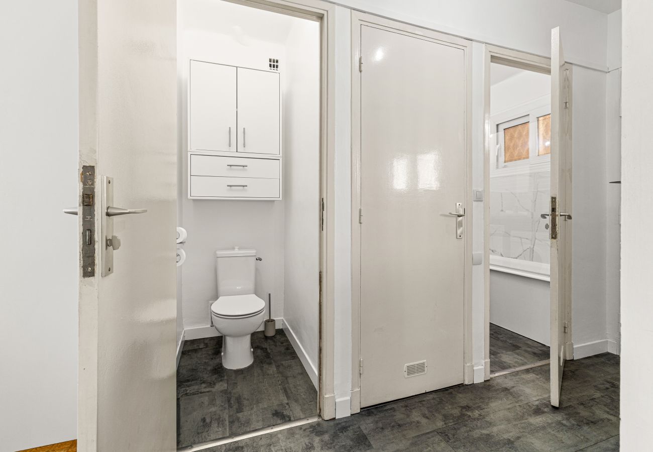 Apartment in Nice - Comfortable & Bright 2 Bedroom
