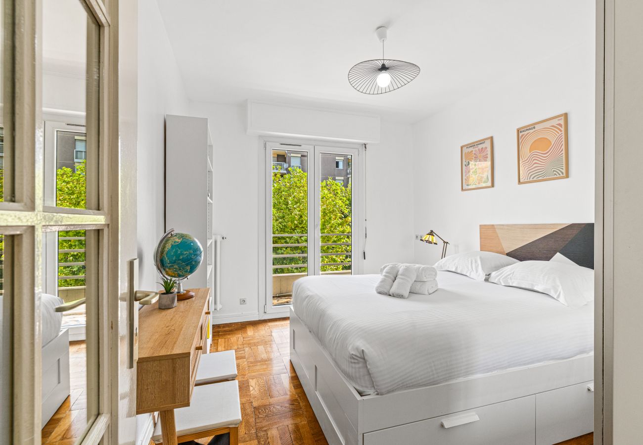 Apartment in Nice - Comfortable & Bright 2 Bedroom