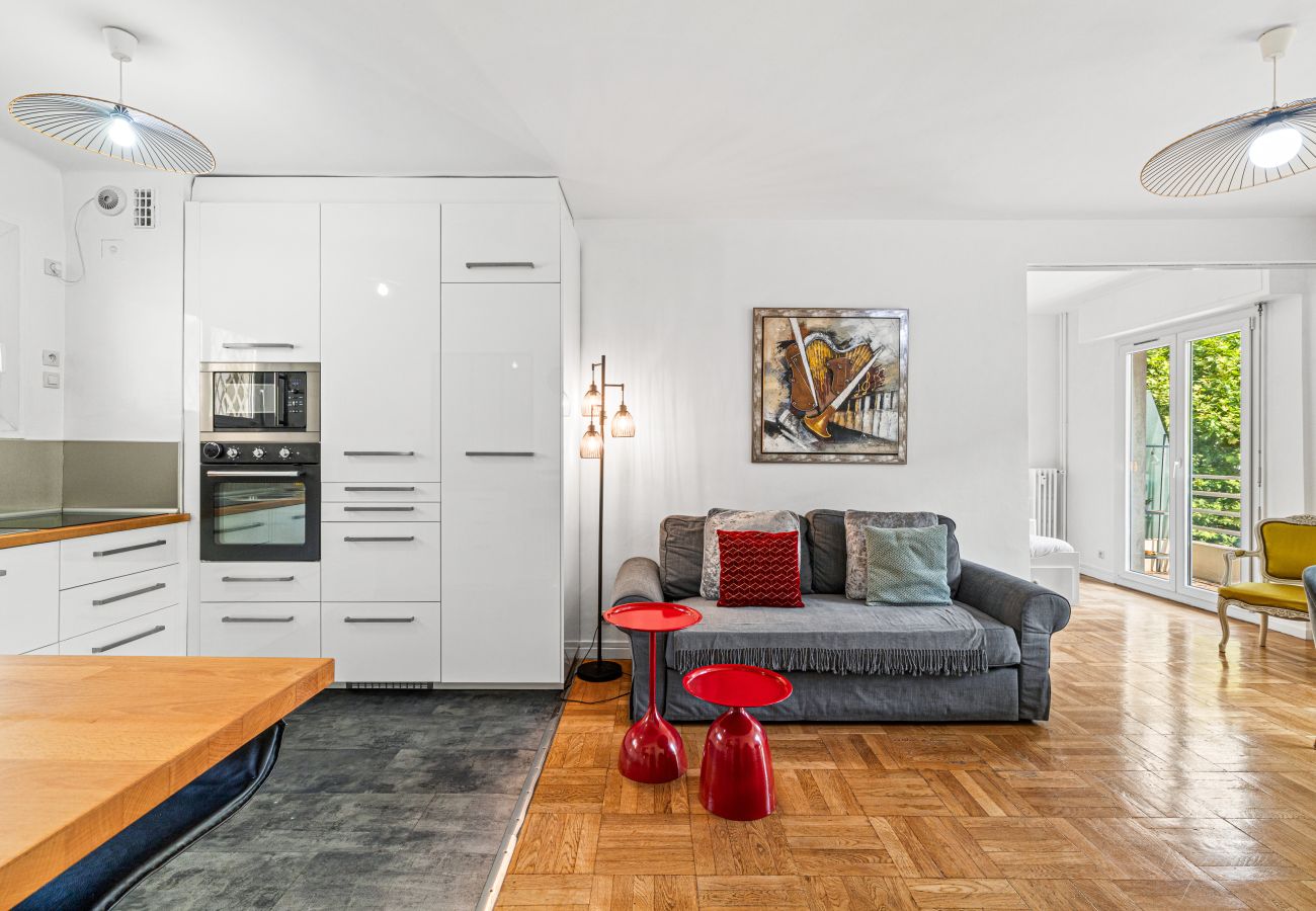 Apartment in Nice - Comfortable & Bright 2 Bedroom