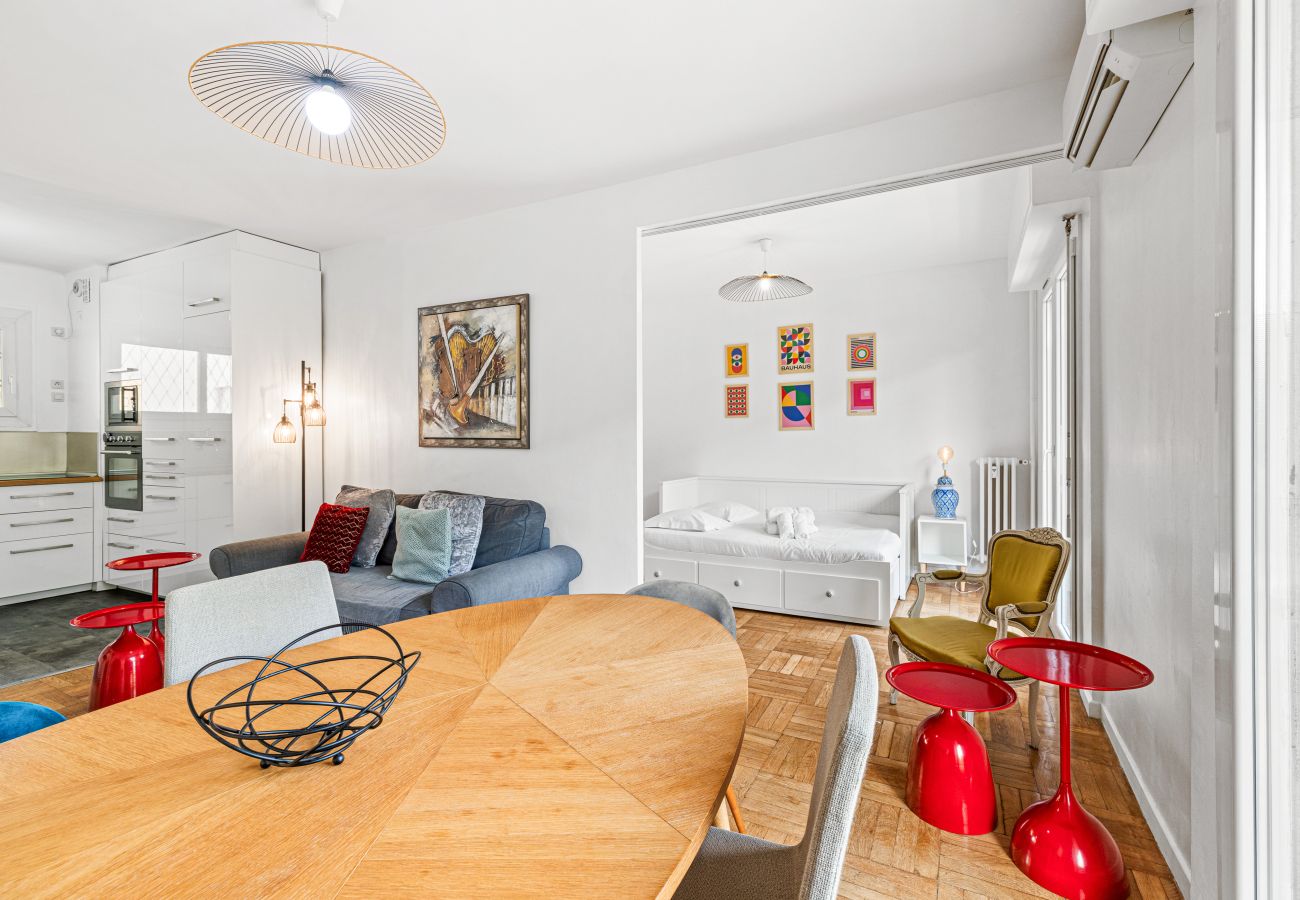 Apartment in Nice - Comfortable & Bright 2 Bedroom