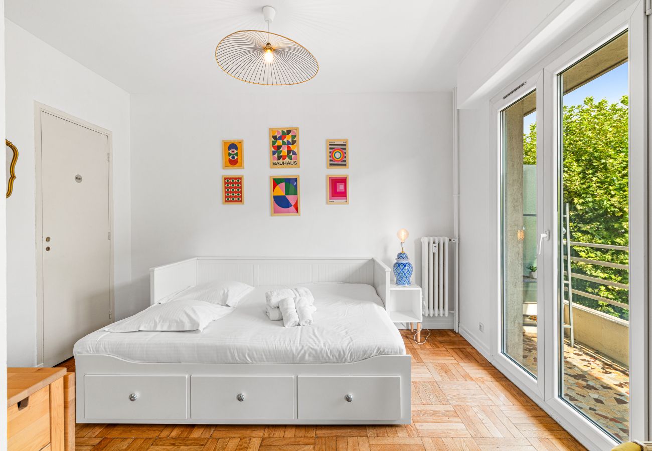 Apartment in Nice - Comfortable & Bright 2 Bedroom