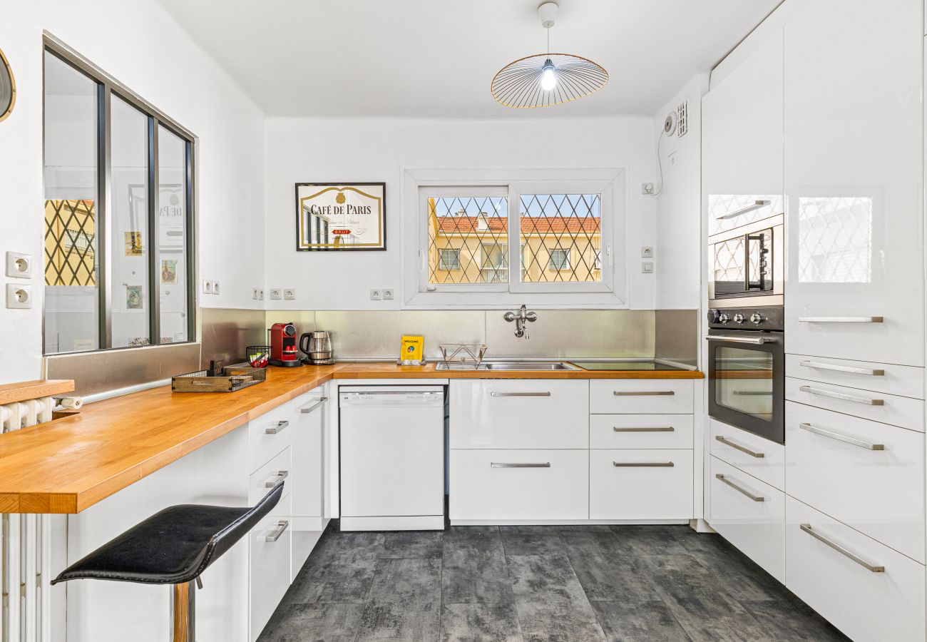 Apartment in Nice - Comfortable & Bright 2 Bedroom