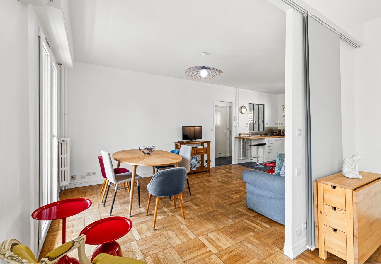 Apartment in Nice - Comfortable & Bright 2 Bedroom